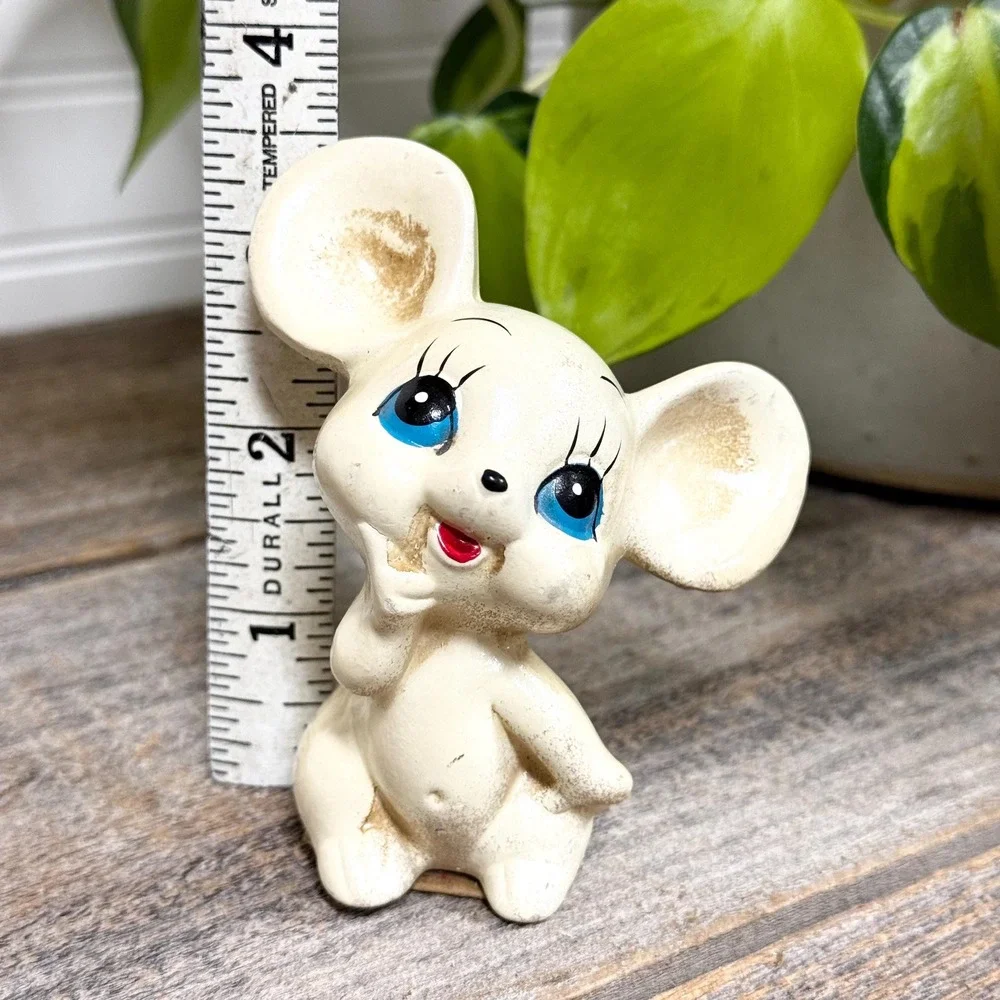 Vintage kitschy Mouse figurine- small anthropomorphic mouse statue 3.5